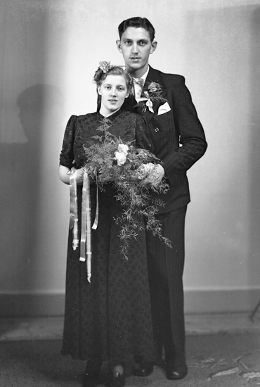 Gerda och Georg Björknert. Bröllopsfoto i ateljé, 1940.