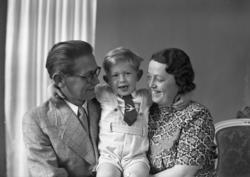 Folke och Barbro Värnskog med sonen Håkan. 1942. Ateljéfoto.
