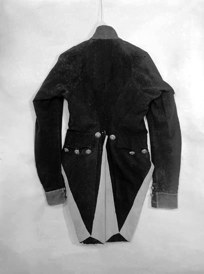 En uniformsrock av frackmodell med mässingsknappar.
Baksida.
Från 1820-talet. Har tillhört kaptenen m.m. Jakob Wilhelm Bennet,
Osaby.