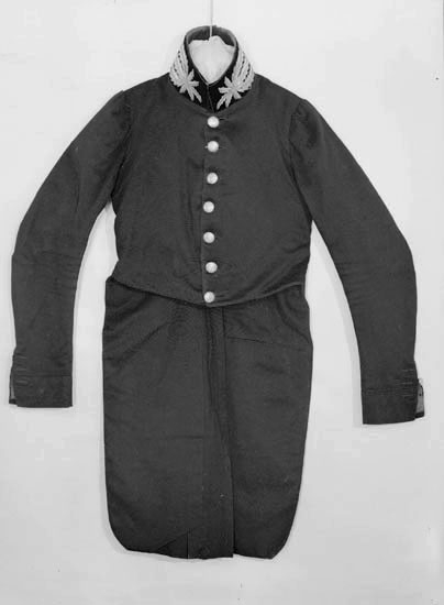 En uniformsrock med mässingsknappar, krage med broderad dekoration.
Framsida. 
S.k. civiluniformsfrack. Skänkt av familjen Hasselrot, Växjö 1901.