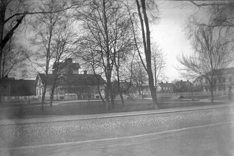 Västra Esplanaden utmed dåv. Badhusparken i Växjö. Till höger skymtar Växjö teater.