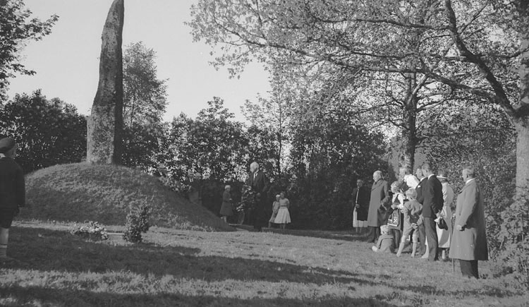 Kransnedlägggning på G.O. Hyltén-Cavallius' grav, Skatelöv.
Till höger syns ett antal män och kvinnor.