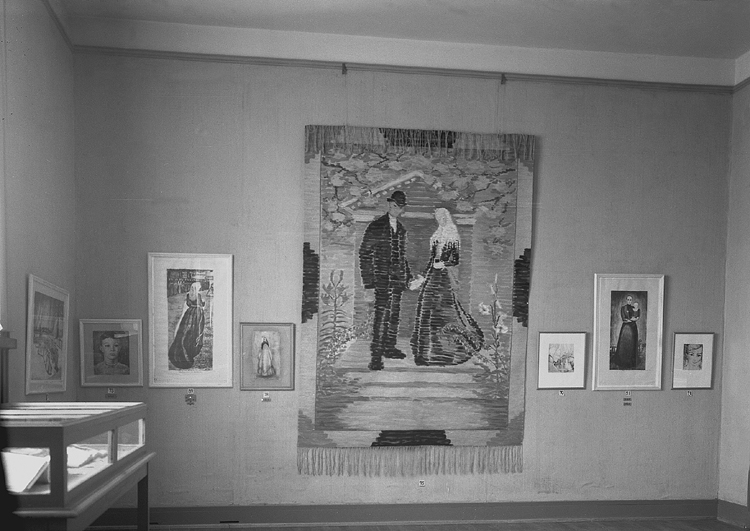 Från Elisabeth Bergstrand-Poulsens retrospektiva utställning på Smålands museum,
30 oktober-30 november 1937. 
En stor vävnad i s.k. haute-lisse ("Bröllopsgobelinen") och flera tavlor.
