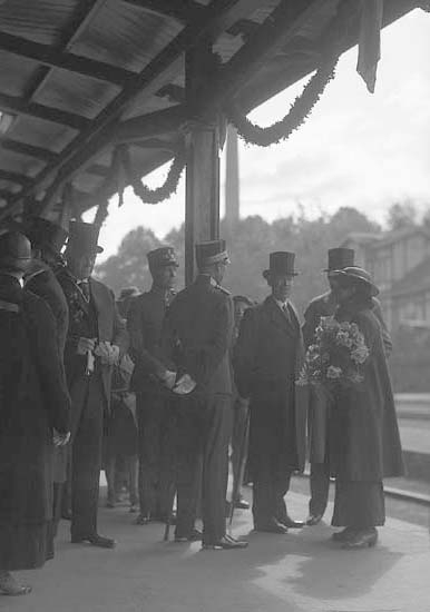 Landshövdingeparet Beskow m.fl. som inväntar kronprinsparets ankomst till Växjö, 1935.