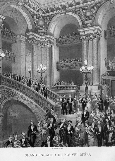 Stora trappan på Operan (Opera Garnier) i Paris, där festklädda män och kvinnor går ner och en del står vid balkongerna.