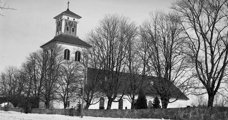 Foto av Linneryds kyrka, snett från sidan.
Litt.: Smålandsposten 14/5 1932.