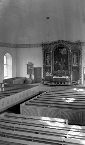 Foto i kyrkan mot altarrundeln.
