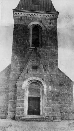 Foto på en kyrka framifrån..