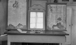 Söndriga tidningsutklipp och en spegel, Tingsås kyrka.