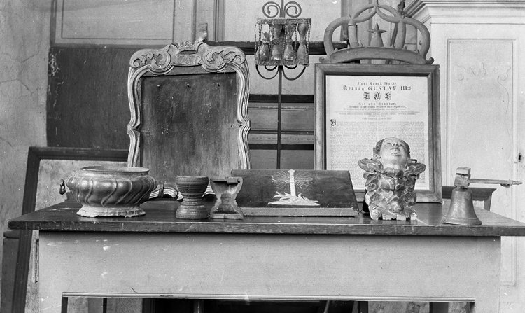 Diverse inventarier på bord, Tingsås kyrka.