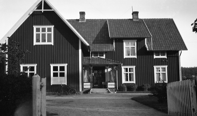 Foto på ett skolhus med en cykel utanför.