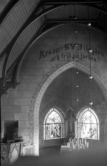 Foto inifrån kyrkan med koret. 
Nuvarande stenkyrka i nygotisk stil uppfördes 1899 efter ritningar av arkitekterna Gustaf Petterson och Sven Gratz.