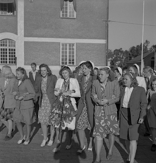 Studenterna, 28/5 1946. 
Några studenter med vänner och bekanta på väg upp på Stortorget, 
från Storgatan. 

Angående avgångsklasserna 1946 - Se "Lärare Och Studenter Vid
Växjö Högre Allmänna Läroverk 1850-1950" (1951), s. 180-183, 285.