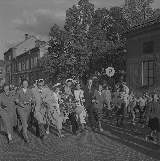 Studenterna andra dagen, 1950.
Studenter och anhöriga m.fl. på väg uppför Storgatan mot Stortorget.
I bakgrunden ser man Smålandspostens hus och Gamla Flickskolan,
i hörnet mot Linnégatan. 

Angående avgångsklasserna 1950 - se "Lärare och Studenter vid Växjö 
Högre Allmänna Läroverk 1850-1950" (1951), s. 193-196, 289.