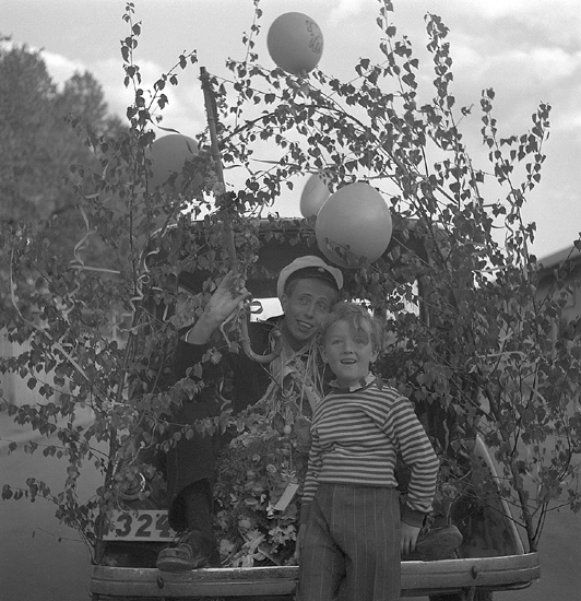 Studenterna andra dagen, 1950.
En nöjd student i bakluckan på en bil tillsammans med en pojke (?) i
randig tröja. 

Angående avgångsklasserna 1950 - se "Lärare och Studenter vid Växjö 
Högre Allmänna Läroverk 1850-1950" (1951), s. 193-196, 289.