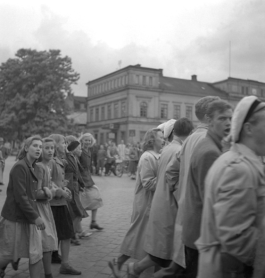 Studenterna tredje dagen, 1950.
Studenter med vänner och anhöriga har just kommit upp på
Stortorget. I bakgrunden syns Stadshotellet. 

Angående avgångsklasserna 1950 - se "Lärare och Studenter vid Växjö 
Högre Allmänna Läroverk 1850-1950" (1951), s. 193-196, 289.