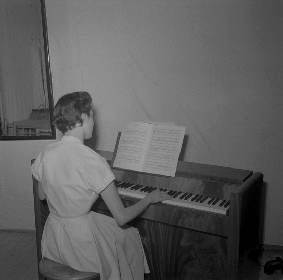 Sjuornas fest, 16/2-17/2 1954.
En ung kvinna spelar piano.