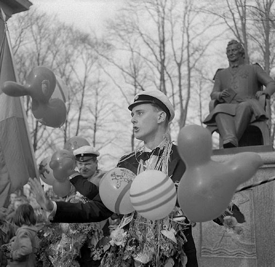 Studenterna, första d. 1960. 
En student håller tal vid Esaias Tegnérs staty.