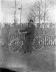 Pojke med cykel.