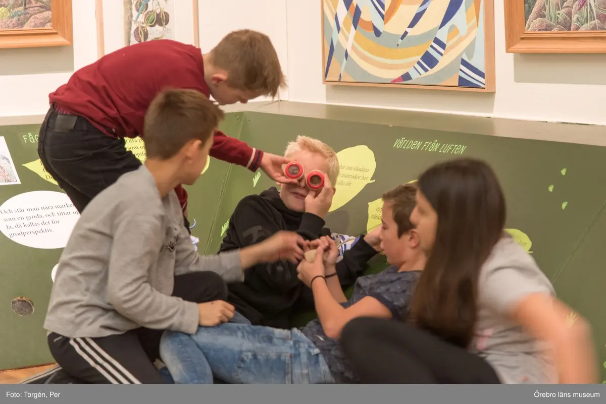 Lillåns Södra skola klass 4b besöker länsmuseet. "Hela universum är du" Ett samarbete mellan konstnären
Cecilia Meyer, Rädda Barnen och Region Örebro.