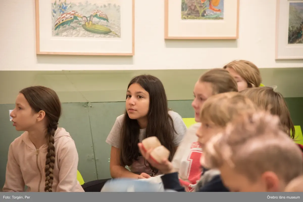 Lillåns Södra skola klass 4b besöker länsmuseet. "Hela universum är du" Ett samarbete mellan konstnären
Cecilia Meyer, Rädda Barnen och Region Örebro.