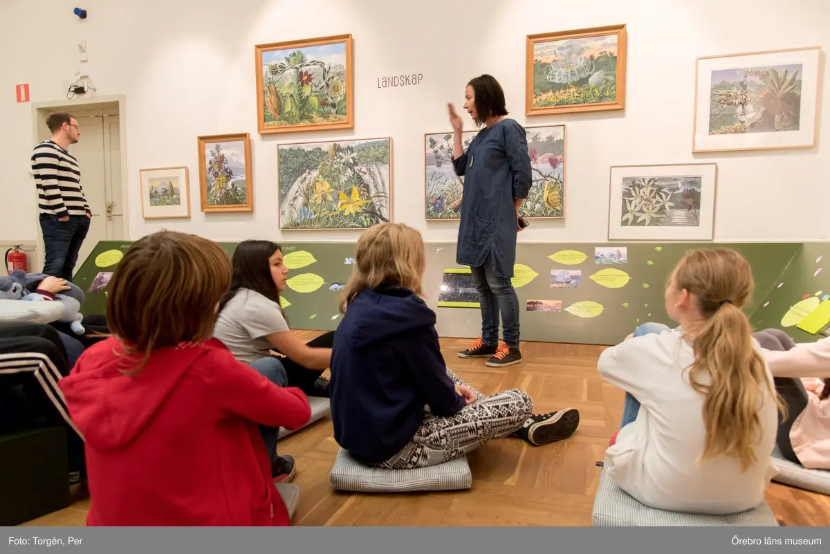 Lillåns Södra skola klass 4b besöker länsmuseet. "Hela universum är du" Ett samarbete mellan konstnären
Cecilia Meyer, Rädda Barnen och Region Örebro.