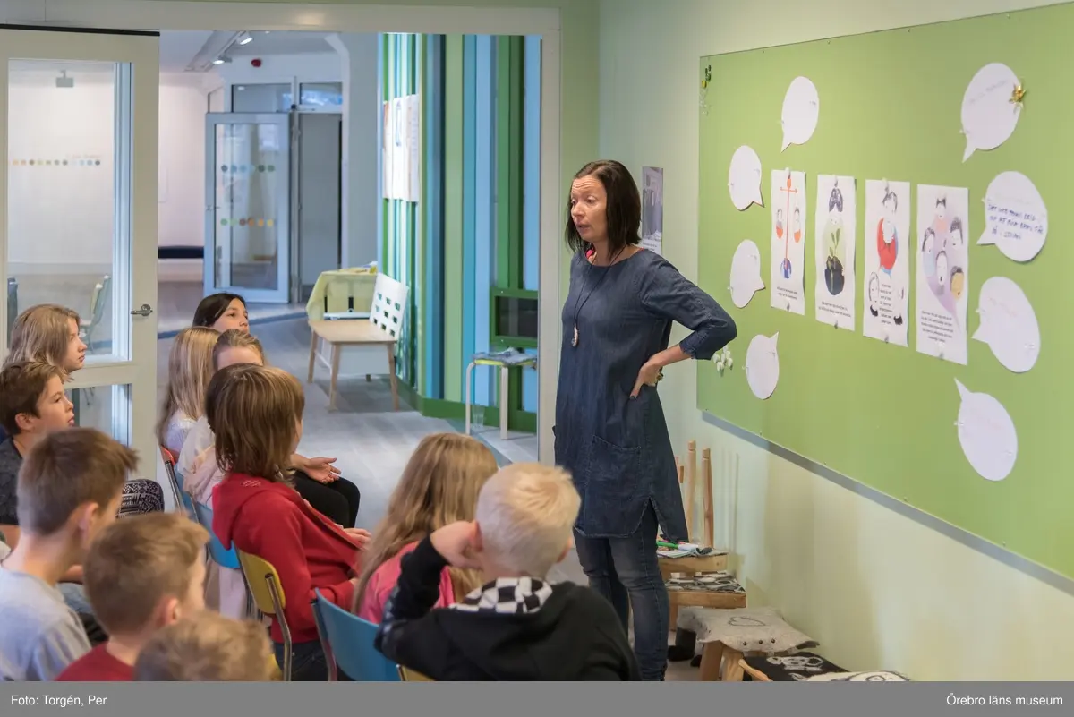 Lillåns Södra skola klass 4b besöker länsmuseet. "Hela universum är du" Ett samarbete mellan konstnären
Cecilia Meyer, Rädda Barnen och Region Örebro.