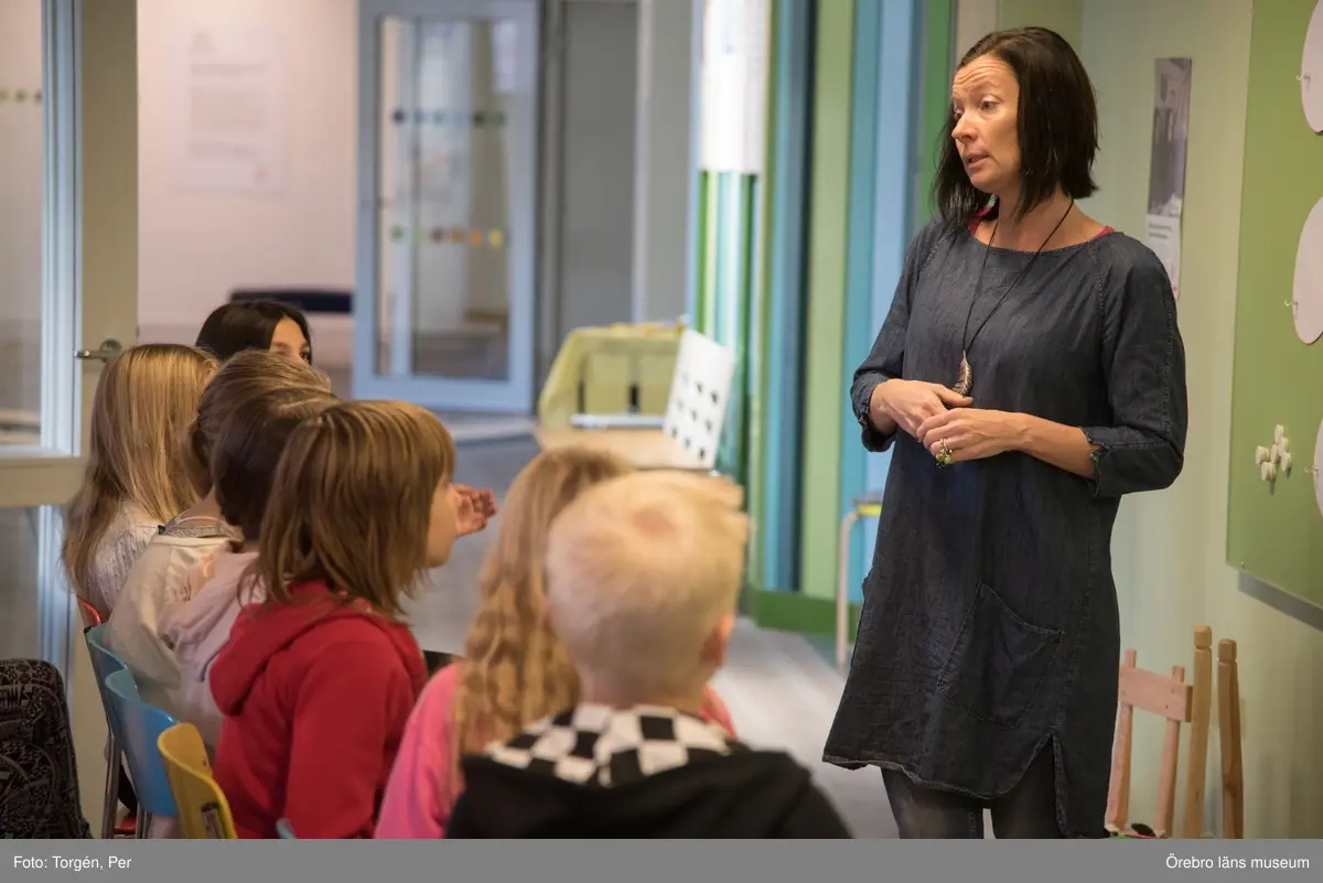 Lillåns Södra skola klass 4b besöker länsmuseet. "Hela universum är du" Ett samarbete mellan konstnären
Cecilia Meyer, Rädda Barnen och Region Örebro.