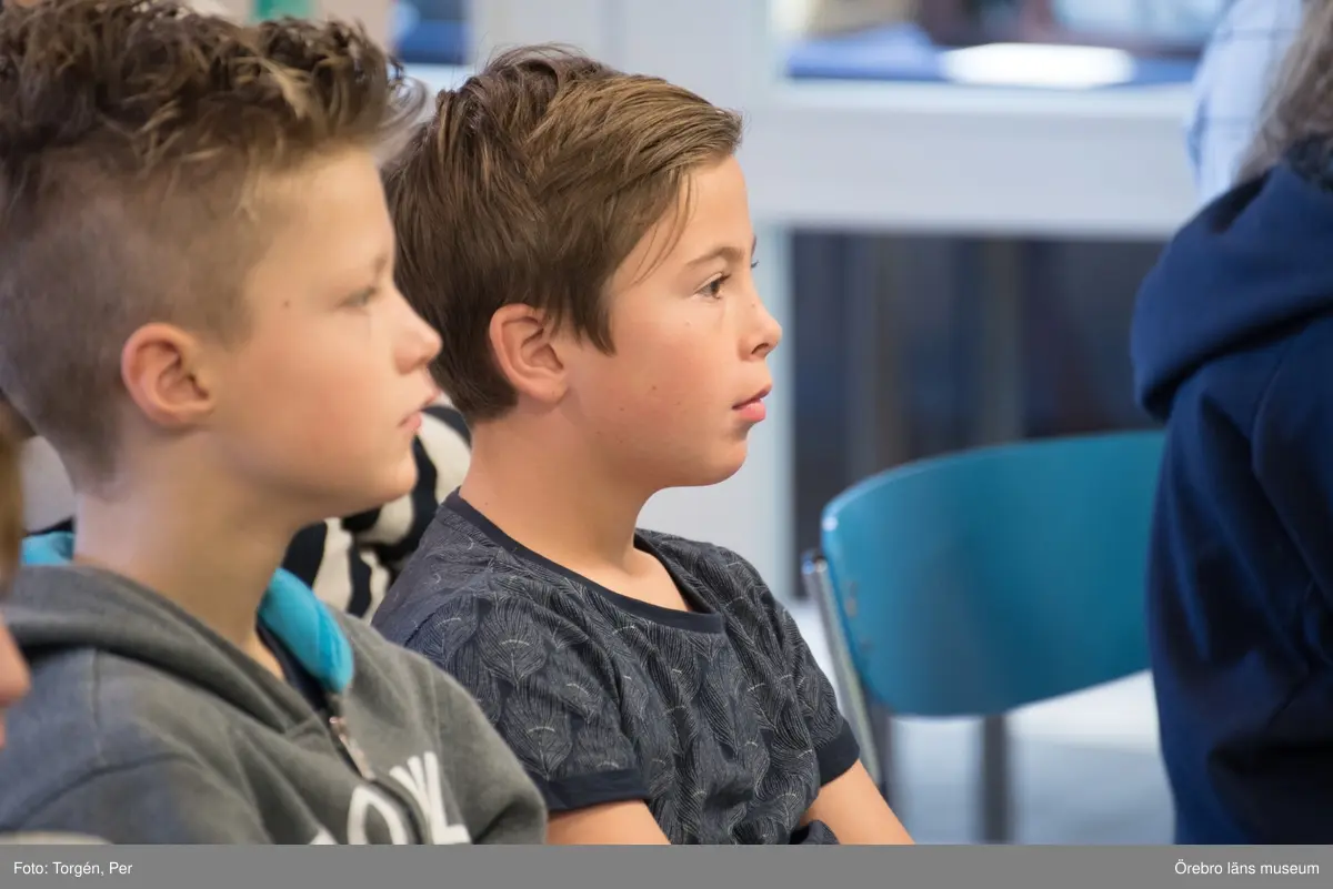 Lillåns Södra skola klass 4b besöker länsmuseet. "Hela universum är du" Ett samarbete mellan konstnären
Cecilia Meyer, Rädda Barnen och Region Örebro.