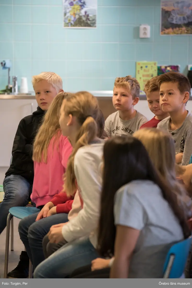 Lillåns Södra skola klass 4b besöker länsmuseet. "Hela universum är du" Ett samarbete mellan konstnären
Cecilia Meyer, Rädda Barnen och Region Örebro.