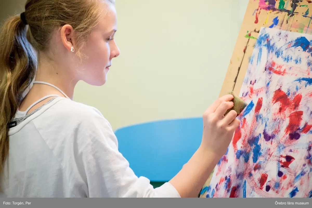 Lillåns Södra skola klass 4b besöker länsmuseet. "Hela universum är du" Ett samarbete mellan konstnären
Cecilia Meyer, Rädda Barnen och Region Örebro.