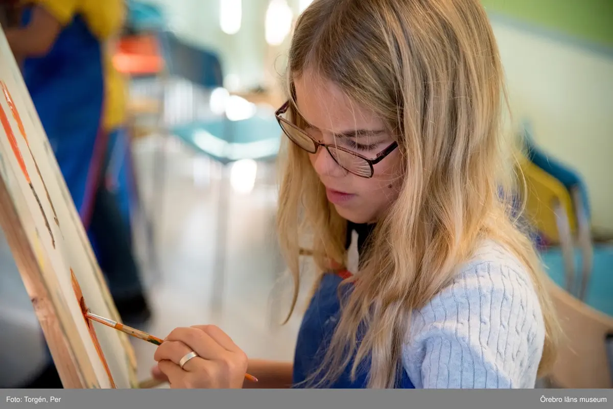 Lillåns Södra skola klass 4b besöker länsmuseet. "Hela universum är du" Ett samarbete mellan konstnären
Cecilia Meyer, Rädda Barnen och Region Örebro.