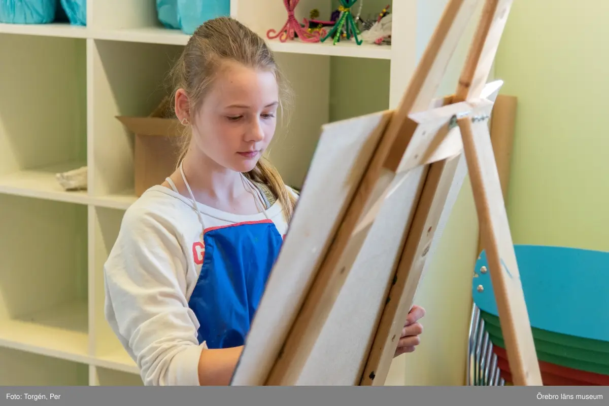 Lillåns Södra skola klass 4b besöker länsmuseet. "Hela universum är du" Ett samarbete mellan konstnären
Cecilia Meyer, Rädda Barnen och Region Örebro.