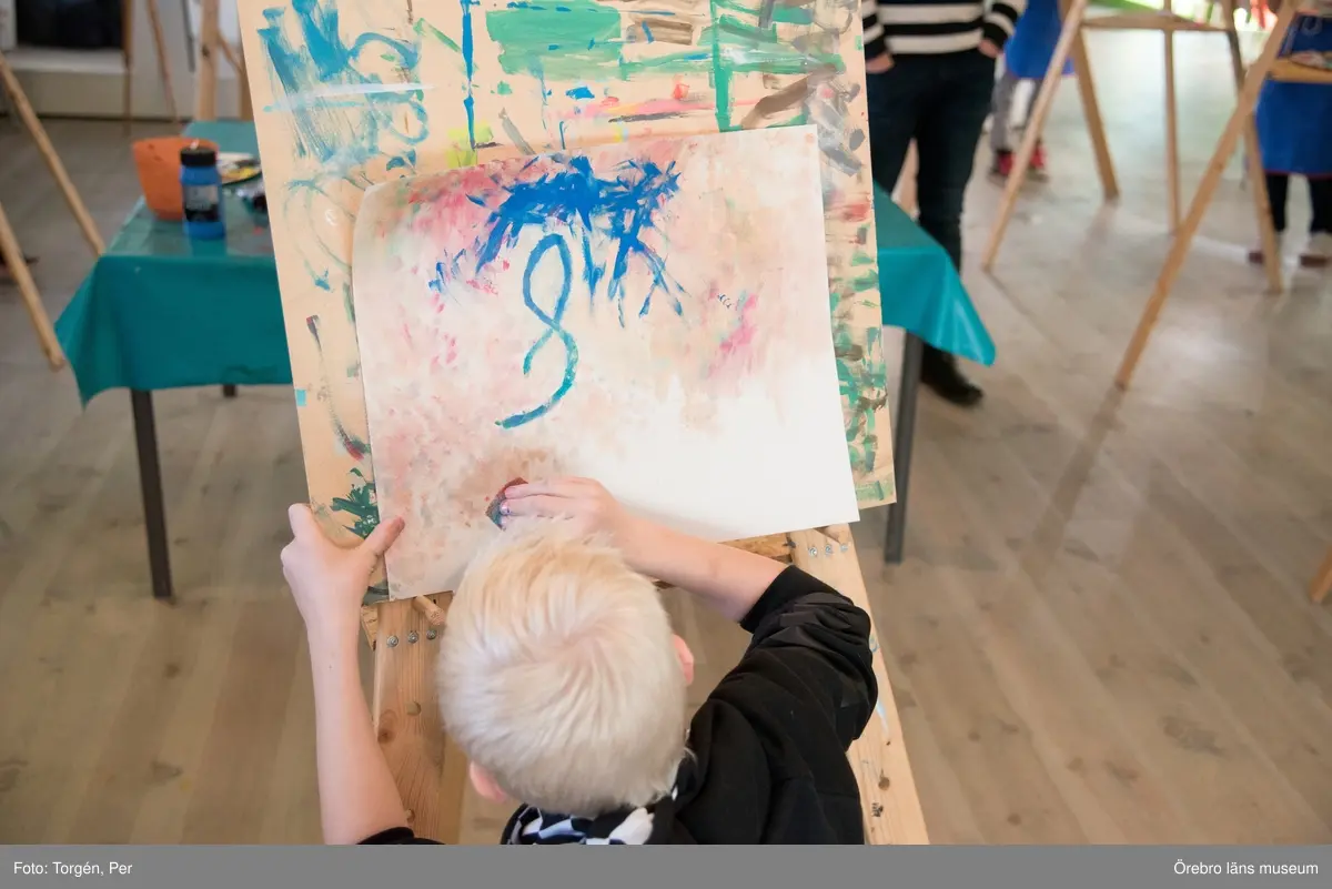 Lillåns Södra skola klass 4b besöker länsmuseet. "Hela universum är du" Ett samarbete mellan konstnären
Cecilia Meyer, Rädda Barnen och Region Örebro.