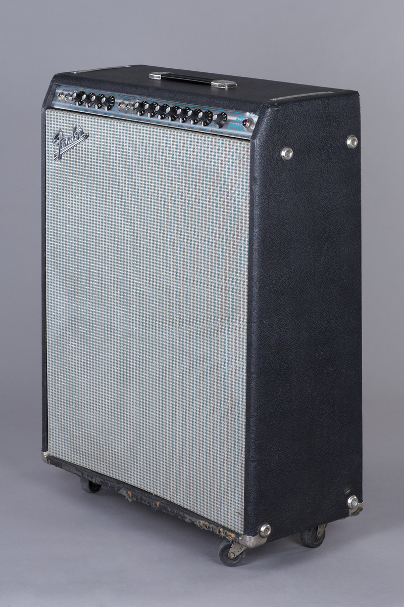 Rørforsterker med 100 watts utgangseffekt. To kanaler for normal og vibrato. Fire instrumentinnganger. Fire 12-tommers høyttalere, 10 rør. Innebygd vibratoeffekt og romklang.