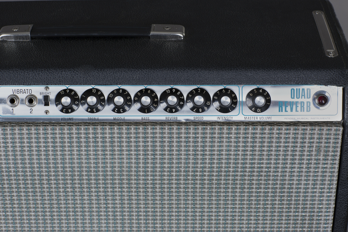 Rørforsterker med 100 watts utgangseffekt. To kanaler for normal og vibrato. Fire instrumentinnganger. Fire 12-tommers høyttalere, 10 rør. Innebygd vibratoeffekt og romklang.