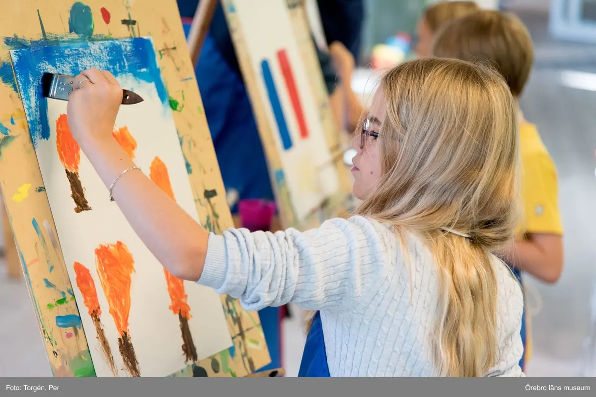 Lillåns Södra skola klass 4b besöker länsmuseet. "Hela universum är du" Ett samarbete mellan konstnären
Cecilia Meyer, Rädda Barnen och Region Örebro.