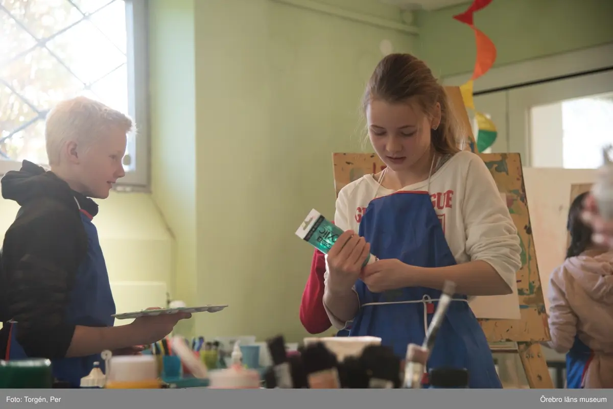 Lillåns Södra skola klass 4b besöker länsmuseet. "Hela universum är du" Ett samarbete mellan konstnären
Cecilia Meyer, Rädda Barnen och Region Örebro.