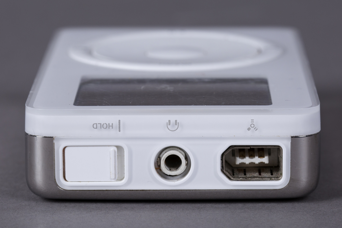 Mp3-spiller med minnekapasitet på 5GB. LCD-display i sort/hvitt. Mekanisk hjul for navigering. Utgang for hodetelefoner (ministereo). FireWire-port. Kun kompatibel med Mac. Støtter formatene mp3, wav og aiff.