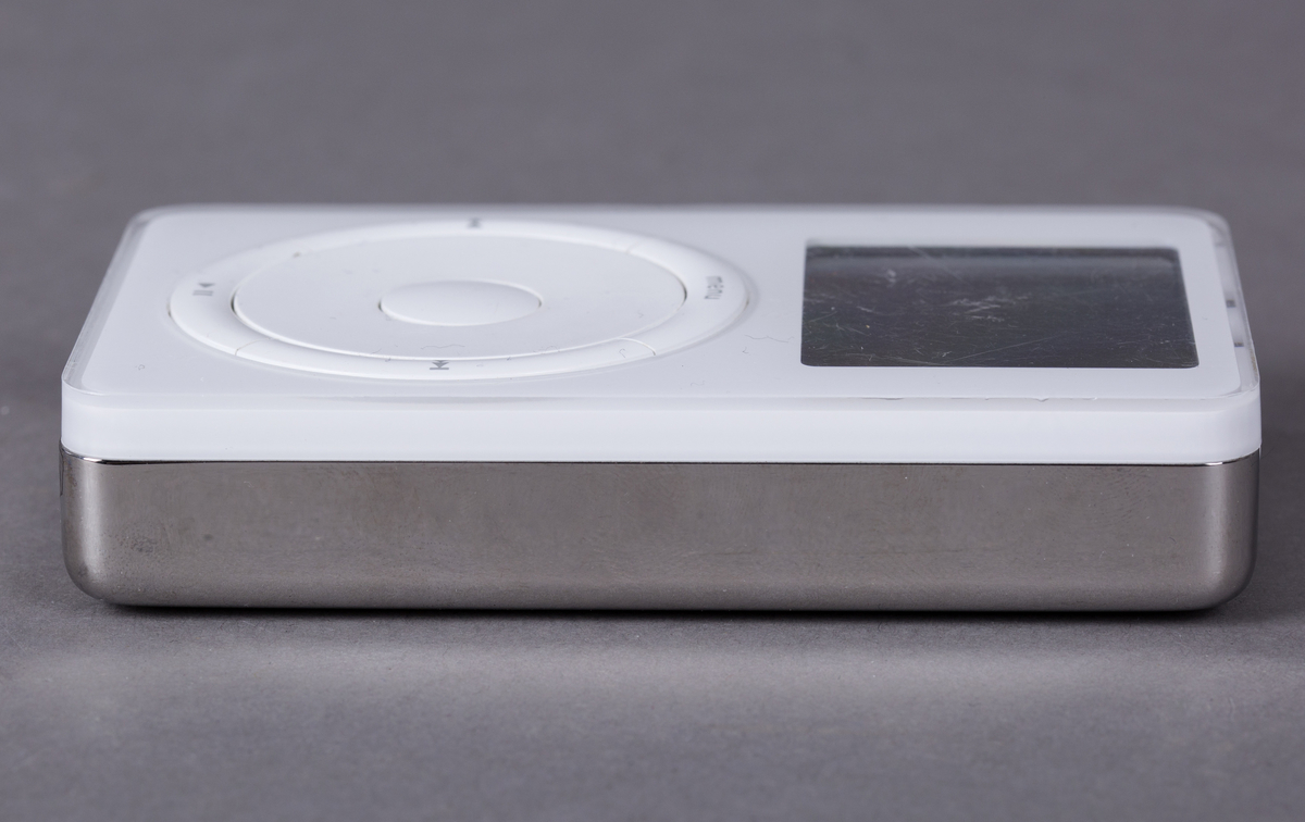 Mp3-spiller med minnekapasitet på 5GB. LCD-display i sort/hvitt. Mekanisk hjul for navigering. Utgang for hodetelefoner (ministereo). FireWire-port. Kun kompatibel med Mac. Støtter formatene mp3, wav og aiff.