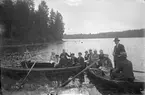 Grupp i roddbåtar.