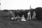 Kafferast (Berglunds) under höskörd, Hamrånge kyrka i bakgrunden, 1910-talet. P.O. Berglund, David Berglund, Albert Berglund och Augusta Berglund, Häckelsäng.