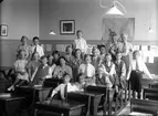 Gamla skolan i Bergby omkring 1936-37. Längst fram från vänster: Bertil Viklund (Häckelsäng), Lennart Silén (Sjökalla) och Stig Eklund (Bergby). Andra raden från vänster: Thea Elg (Bergbybacken), Anna Sandin (Häckelsäng), Ivan Jonsson (Åbyn), Ingrid Sjöberg (Häckelsäng), Ebba Högvall (Wij), Lärarinna Mia Westerberg, Anna Sundkvist (Häckelsäng), Britta Jonsson, Olle Lindberg (Wij), Martin Häggblom (Häckelsäng), Arne Persson (Sjökalla), Arne Öberg (Berg) och Pettersson (Bergby). Längst bak från vänster: Anna-Lisa Vinkvist (Fors), Birger Viklund (Häckelsäng), Rune Andersson, Olle Lindström (Häckelsäng), Yngve Andrén (Åbyn) och Karl Gustaf Pettersson.