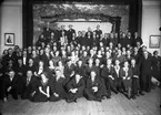 Gruppbild i missionhuset. Foto 1935-1940. För detaljerad personförteckning, se bild i Bildarkivet, Norrsundetsamlingen. Namngivna personer: Inez Vedin, Hamrångefjärden, Anna Möller, Bengt-Olov Stare, Sjökalla, Erik Sjöblom, Sjökalla, Olga Blomberg, Häckelsäng, Pelle Axman, Harry Hillborg, Berg, Elna Lindblad, Tyra Nordgren, Solberg, Edvard Lindblad, Bergby, Gerda Englund, Albert Englund, Albin Sjöberg, Fred Lindström, Wij, Gösta Sjökvist och Sixten Lysén.