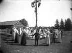 Midsommardans, troligen vid Högbackens fäbodar, 1910-tal.