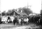 Midsommar. För detaljerad personförteckning, se bild i Bildarkivet, Norrsundetsamlingen. Namngivna personer: Gösta Tallén, Åbydal, Olle Danielsson, Edvin Sjölin, Åbyn, Erik Sixtet, Norrsundet, Bengt Bengtsson, Norrsundet, Erik Axman, Sven Viklund, Häckelsäng, Henrik Lindblad, Hagalund, Kalle Olsson, Häckelsäng, Holger Bolin, Åbyn, Valdemar Vestin, Bernt Nyberg, Vijfors, Gusta Forsmark, Vattharn, Albert Englund, Wij, Gotthard Vestin, Solberg, Evert Källström, Hagalund, Erik Andrén, Sjölöt, Rulle Larsson, Vattharn, Hilmer Thorell, Sjölöt, Gustav Norell, Vattharn och Edvin Hådell, Häckelsäng.