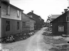 Bostadsbebyggelse på Kvistholmsvägen i Norrsundet. Huset till längst till vänster i bild är Kvistholmsvägen 16. Andra huset på vänster sida nedbrunnet 1937.