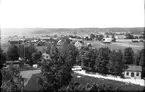 Vy över Bergby, taget från Hamrångekyrkan, kanske 1950. Bisättningshuset i förgrunden revs troligen i slutet av 1950-talet. Kyrkoherdebostaden längst fram till vänster hör till Åbyn.