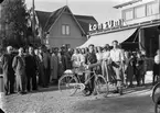 Gruppbild utanför Konsum i Bergby. Bland personerna: Per Andersson, Gotthard Westlin, Per Wiberg, Valborg Sjökvist, Kalle Pettersson, Manne Axlund, konsumföreståndare Fernström och Ola Broman.