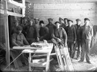 Gruppbild, timmermän, troligen Villanders bygge i Bergby, nuvarande sjuksköterskebostad. Foto ca 1930. Från vänster: Gustav Sjöström, nr 2 Emil Ljunggren, nr 3 Adolf Ljunggren och nr 9 Oskar Ljunggren.